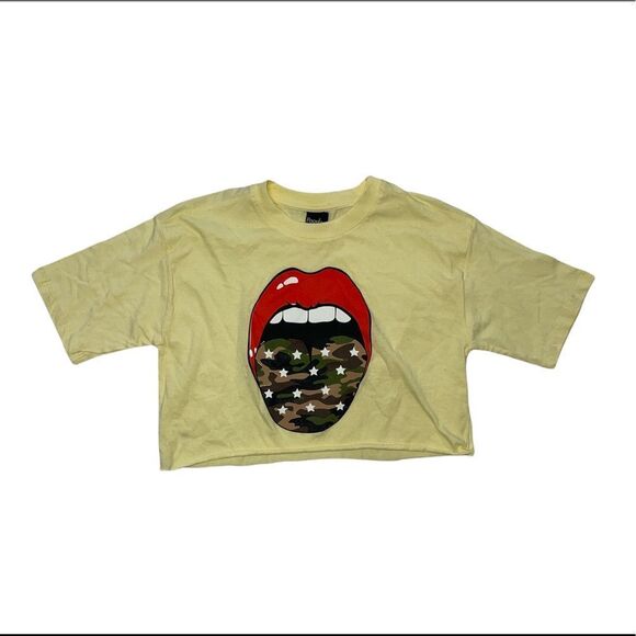 Cropped pale yellow Camo tongue red lips band Rolling Stones style graphic tee s - Picture 1 of 8